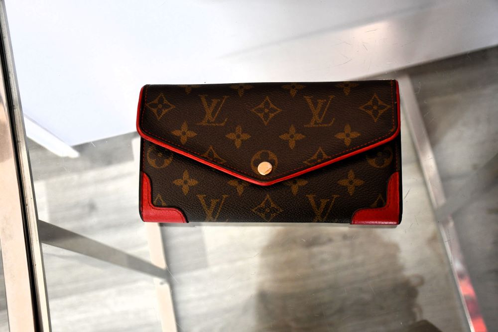 Louis Vuitton Portefeuille Sarah Reitro Monogram Wallet