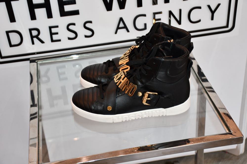 Side view of Moschino Logo 25 trainers