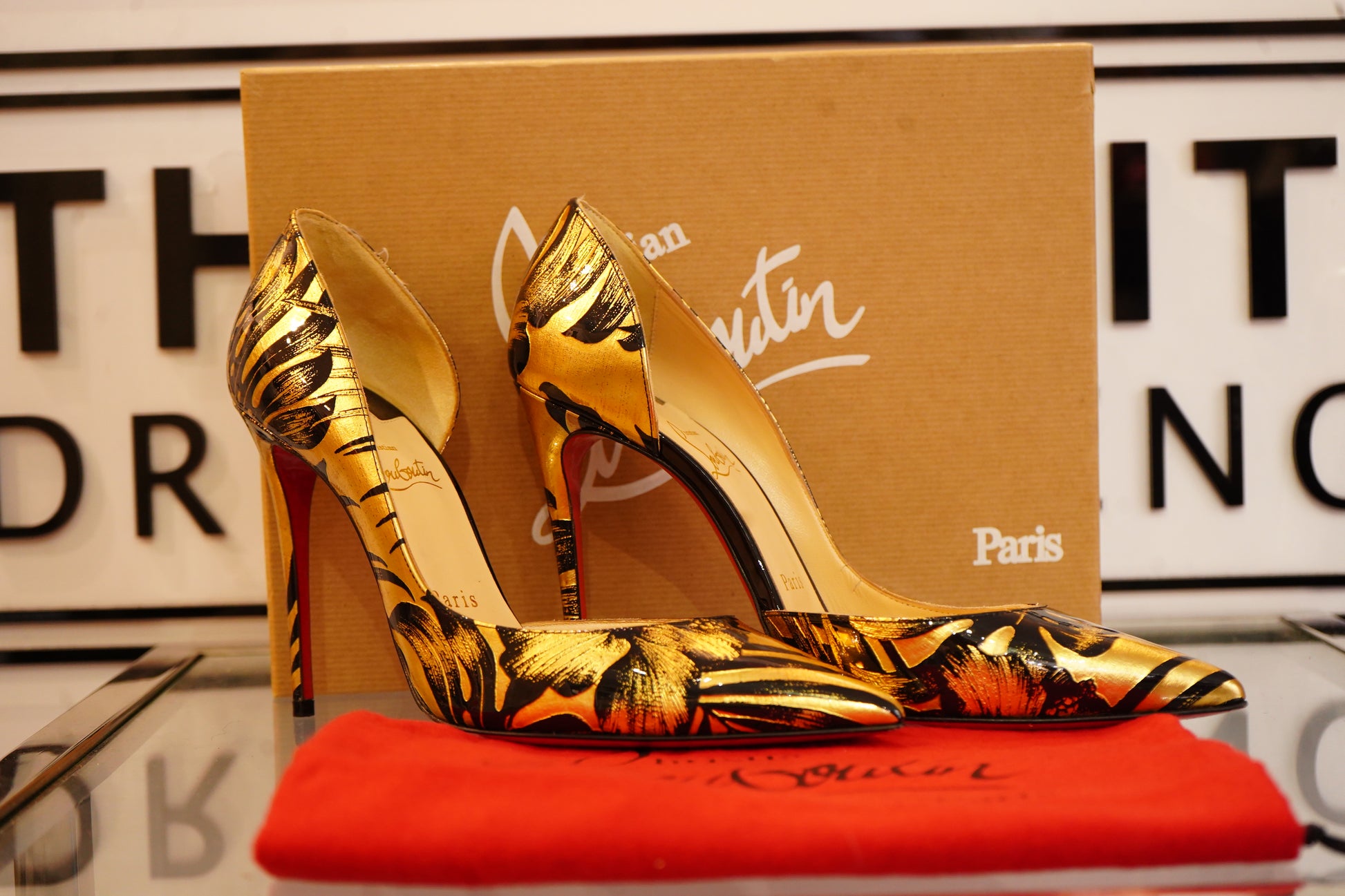 Preowned CHRISTIAN LOUBOUTIN Patent Lame Hibiscus Iriza 100 Pumps Black Gold