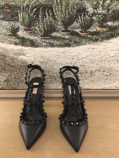 preloved Valentino Garavani Rockstud black Leather Pumps facing forward