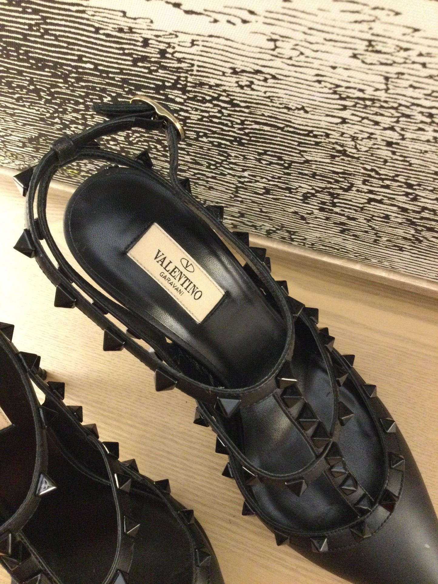 Valentino Garavani Rockstud Leather Pumps (41)