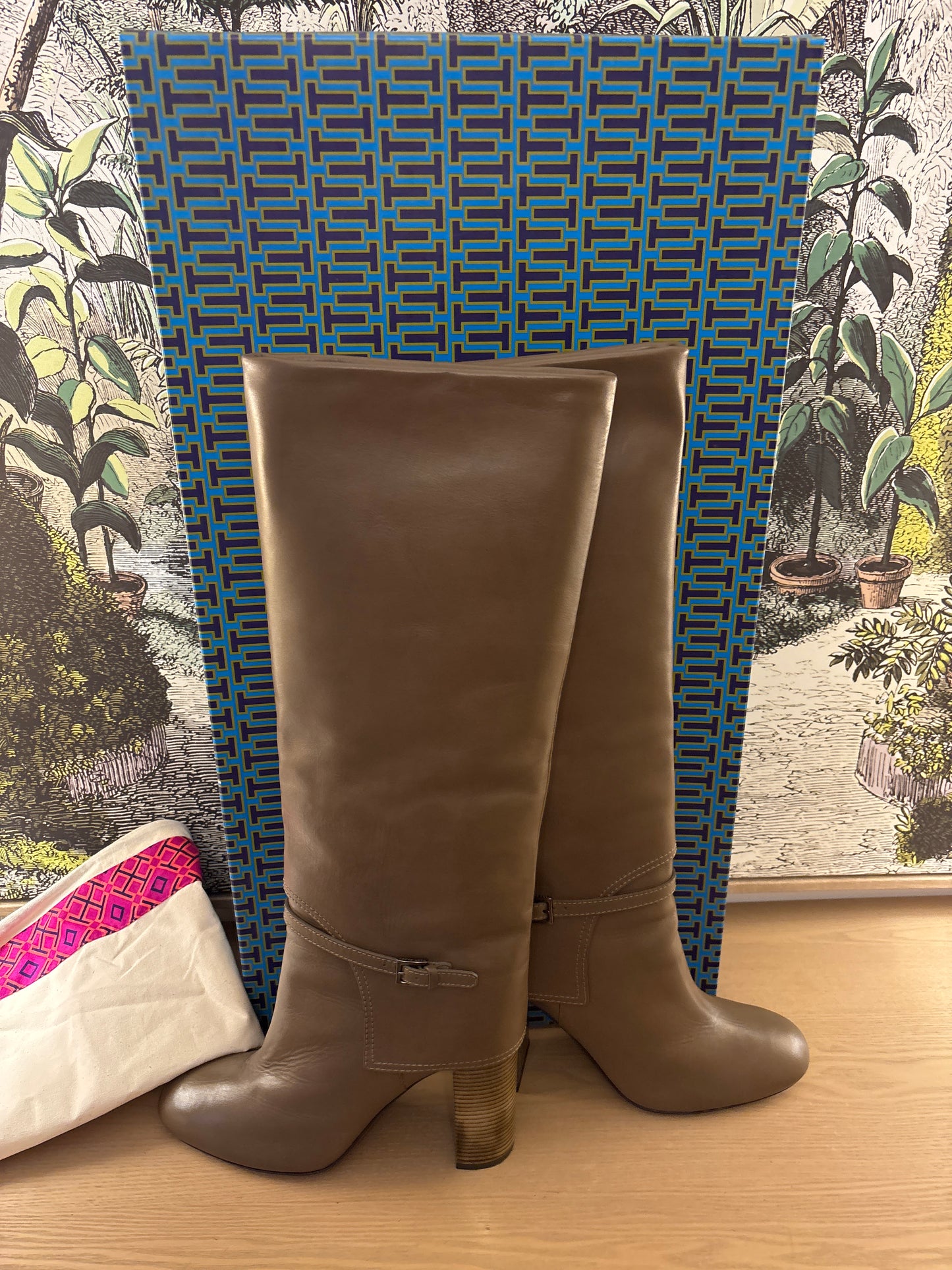 Classic Tory Burch Preowned Fango 100mm brown Boots infront of original box