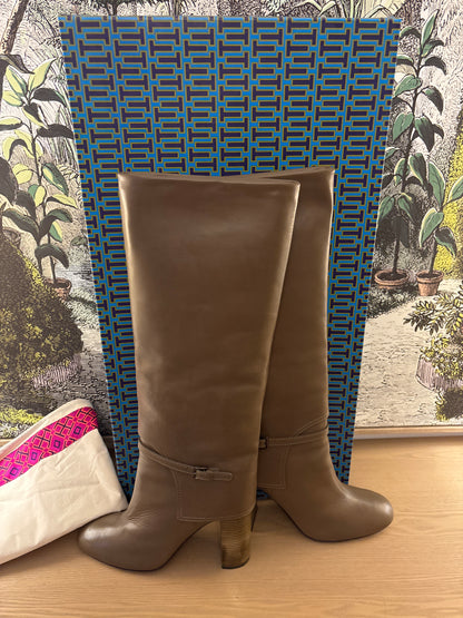 Classic Tory Burch Preowned Fango 100mm brown Boots infront of original box
