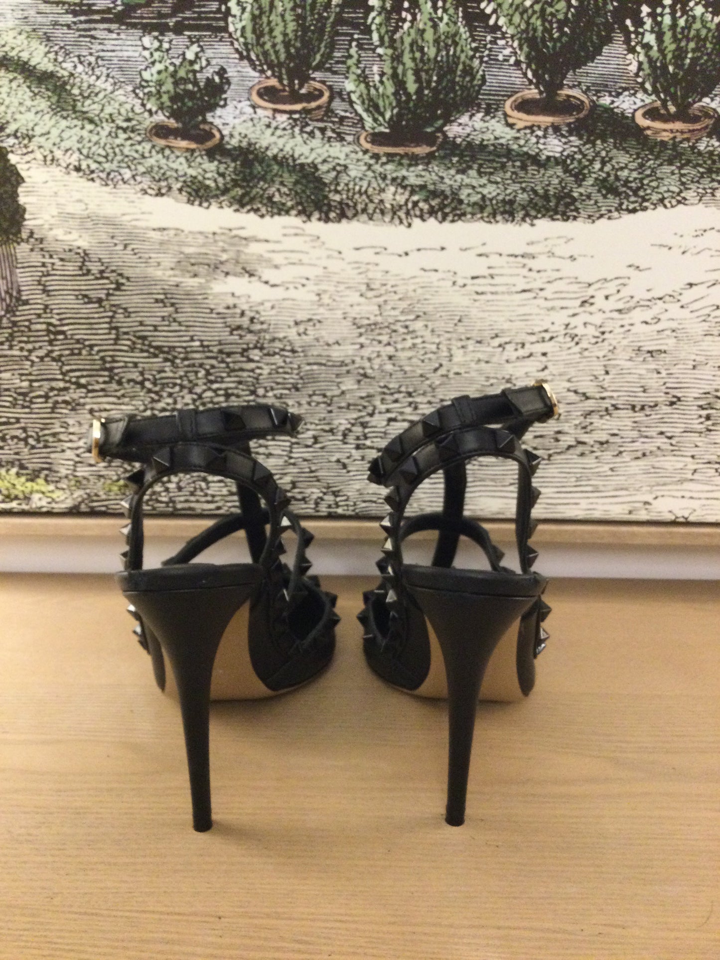 Valentino Garavani Rockstud Leather Pumps (41)