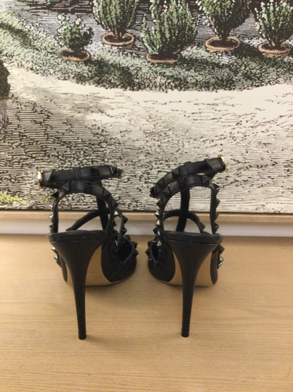 Valentino Garavani Rockstud Leather Pumps (41)