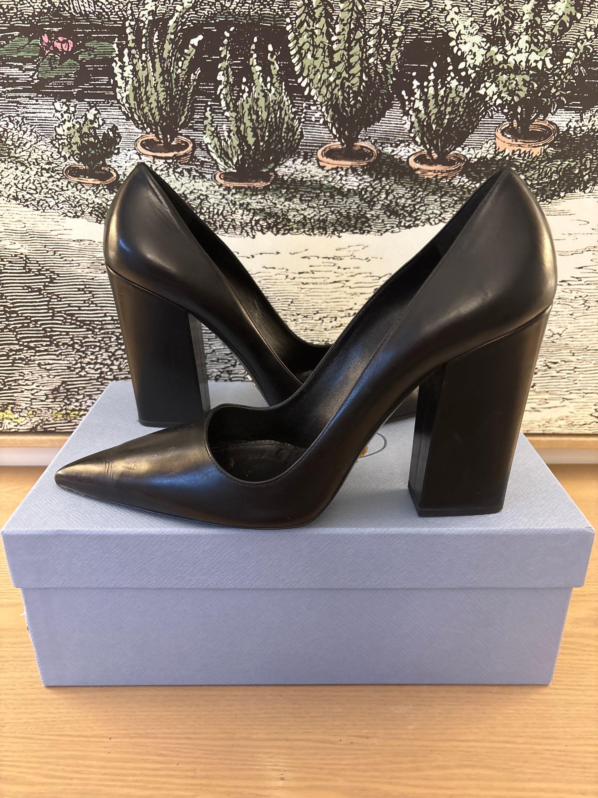 pre owned Prada Calzature Donna Block Heel  black shoes on box