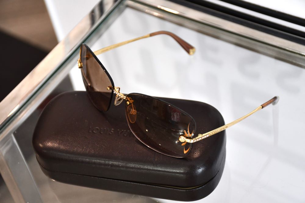 case preowned Louis Vuitton brown lenses Magnolia Sunglasses