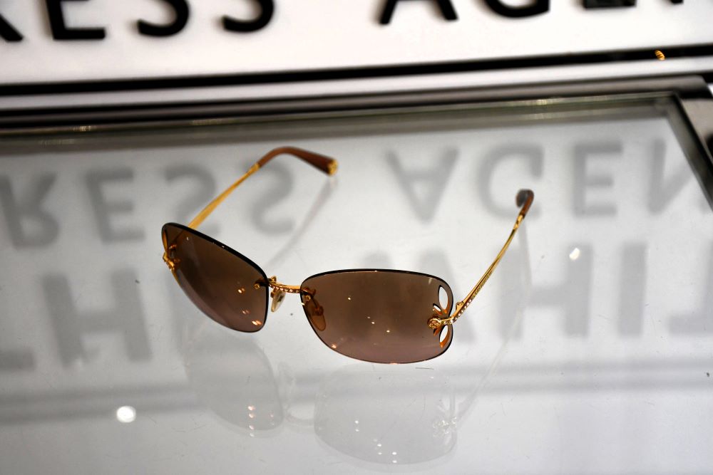 front on  preloved LV  gold Tone Metal Magnolia Sunglasses