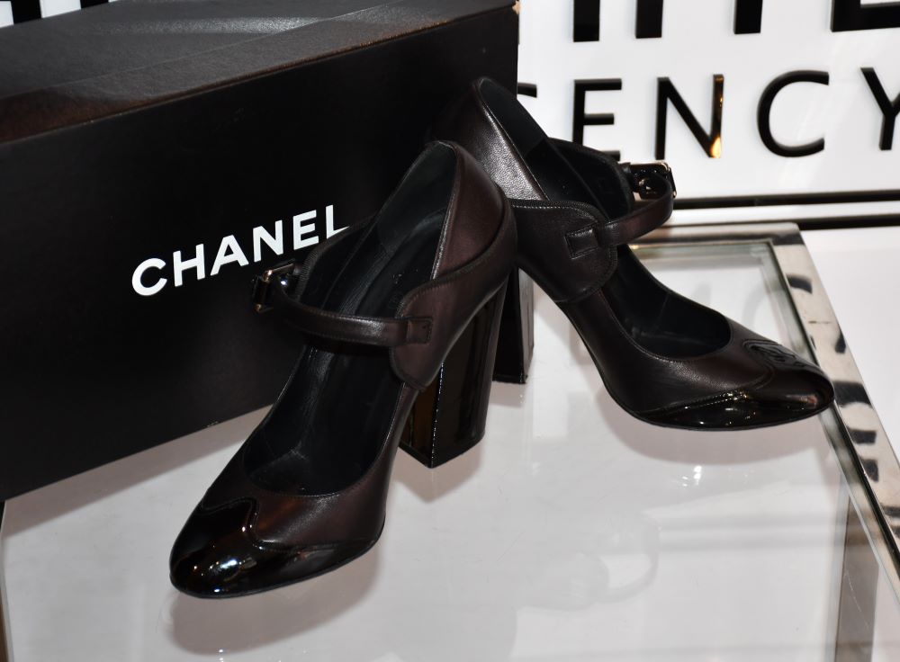 Chanel black pumps hotsell