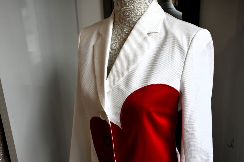 preloved Love Moschio White Red Heart Blazer 