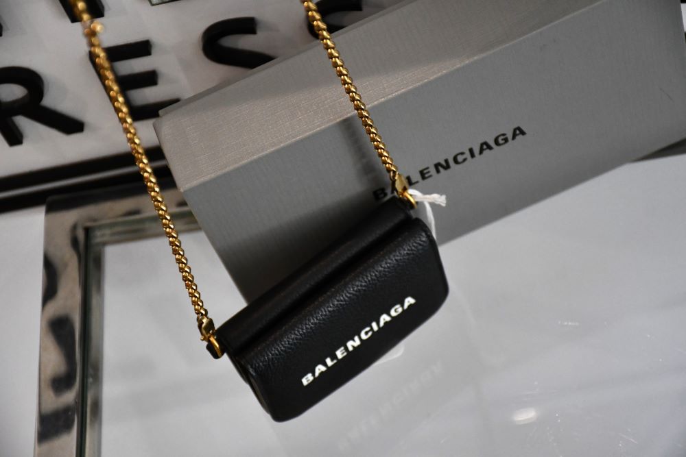 gold chain of preloved Balenciaga Cash Mini leather Wallet on Chain