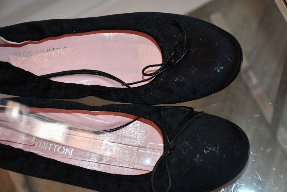 Louis Vuitton Black Monogram Bow Ballet Flats (38.5)