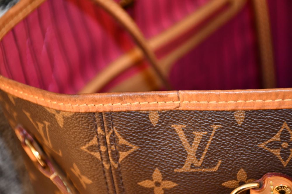 Louis Vuitton MM Neverfull Mongram Bag with Pouch
