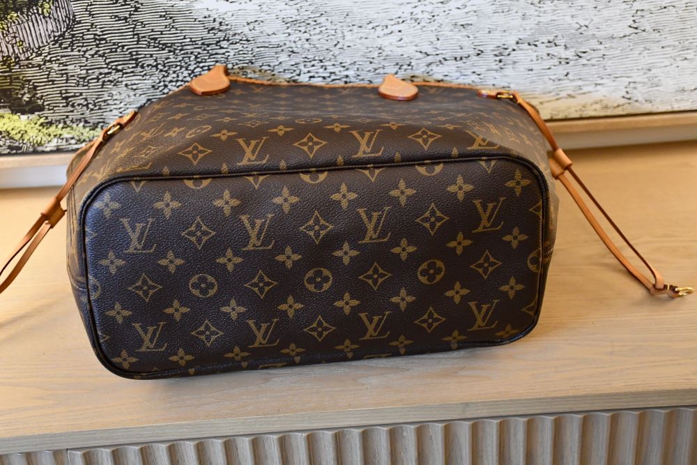 Louis Vuitton MM Neverfull Mongram Bag with Pouch