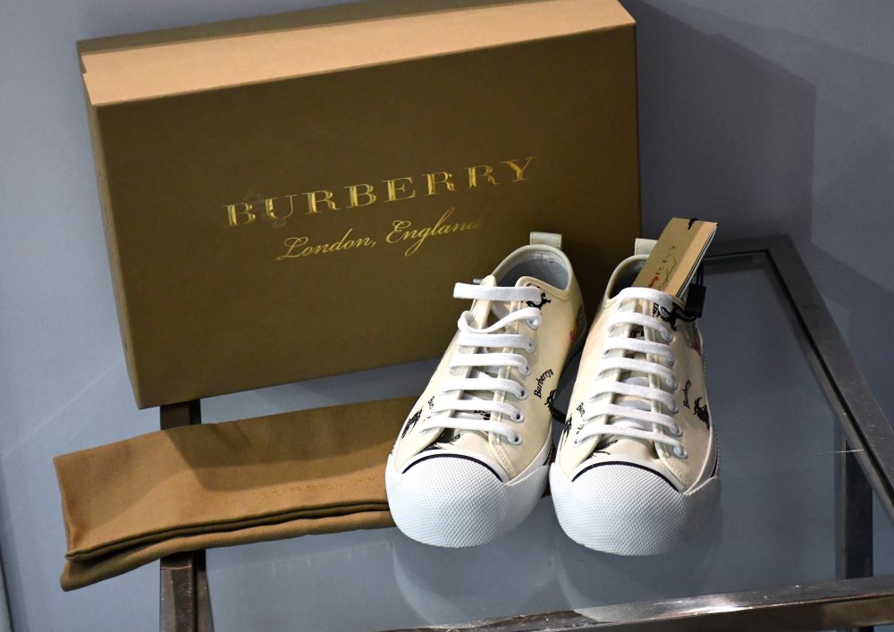 preowned unworn Burberry Kingley Off White Low Top Logo Trainers with box