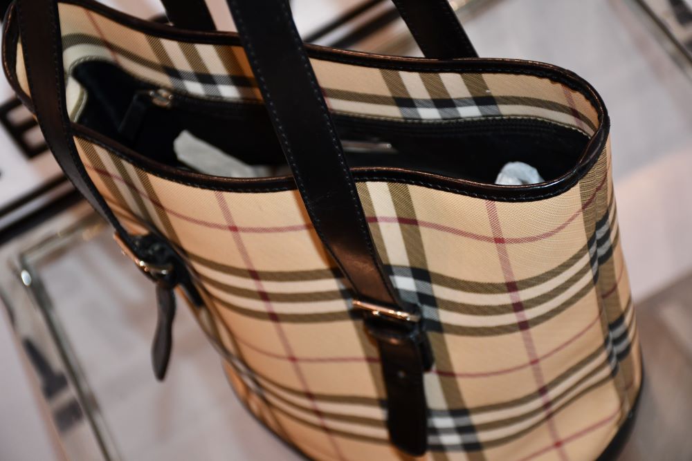 Pre owned Burberry House Check Classic Bucket Bag