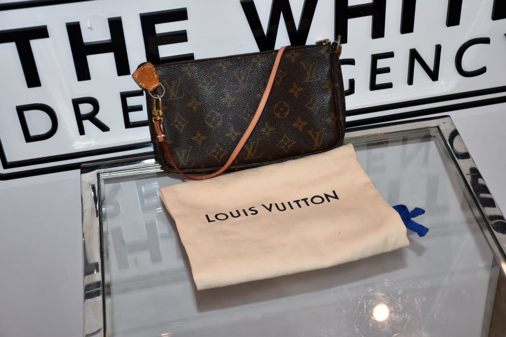 Pre owned Louis Vuitton Monogram Pochette Bag