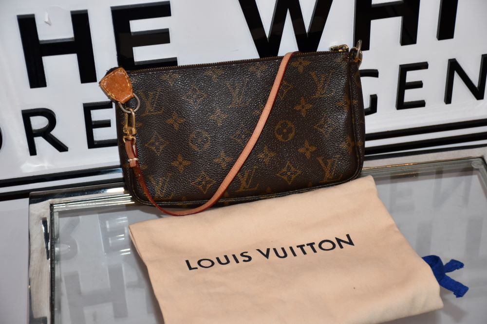 Pre owned Louis Vuitton Monogram Pochette Bag