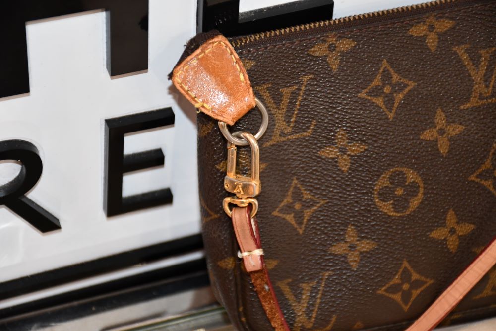 Pre owned Louis Vuitton Monogram Pochette Bag