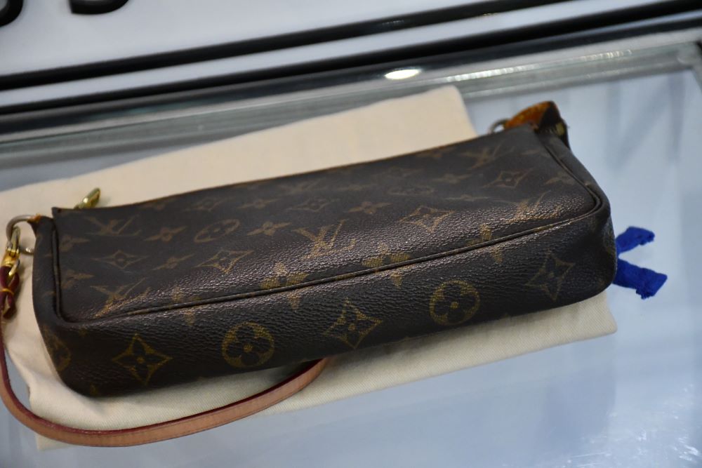 Pre owned Louis Vuitton Monogram Pochette Bag