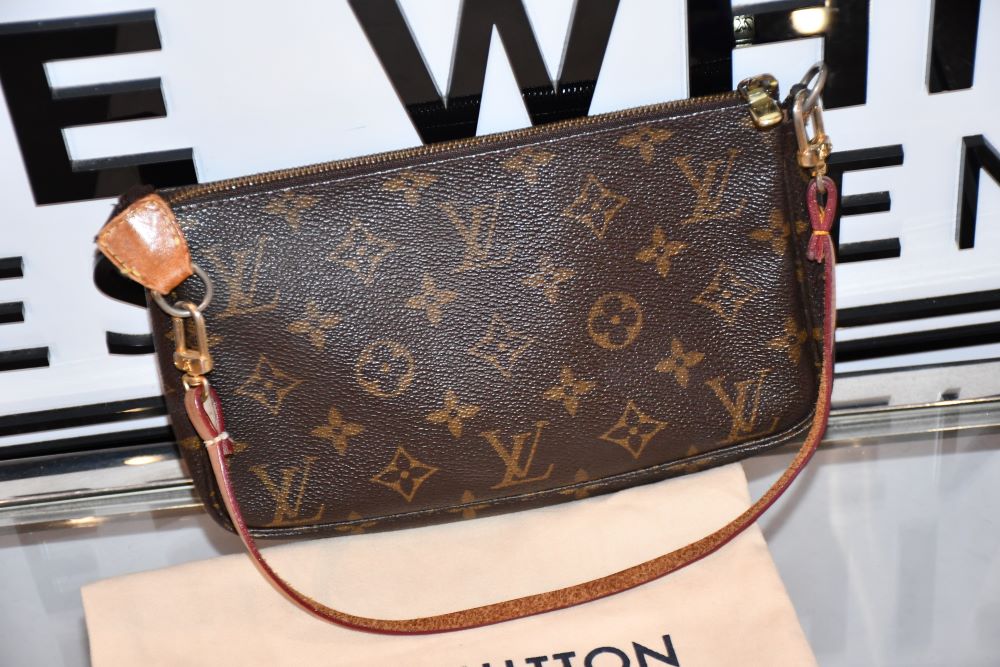 Pre owned Louis Vuitton Monogram Pochette Bag