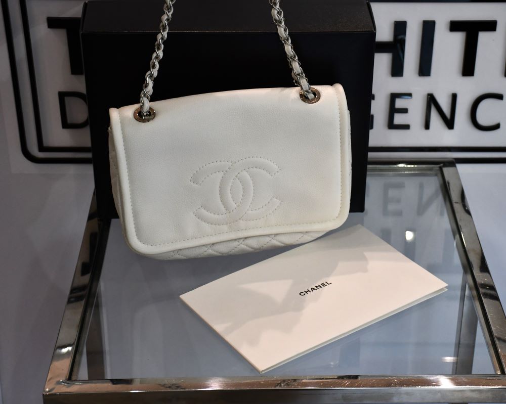 Box card preloved Chanel Matrasse Calf Leather White Bag