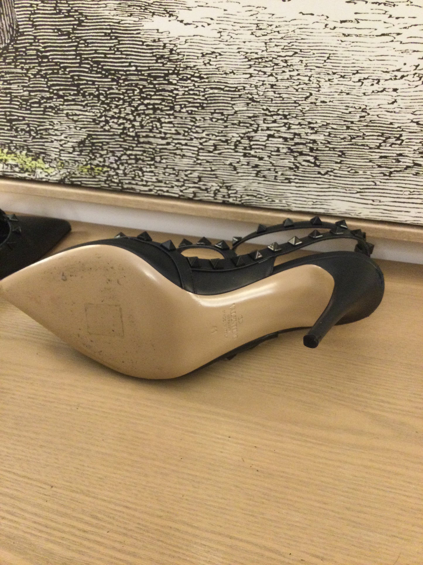 Valentino Garavani Rockstud Leather Pumps (41)