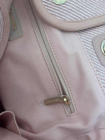Interior Zip logo branded Chanel 